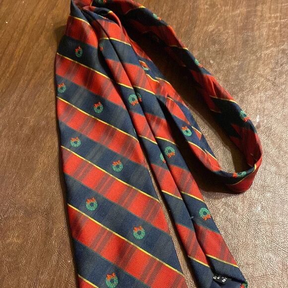 Christmas Wreath Tie   - Picture 3 of 5